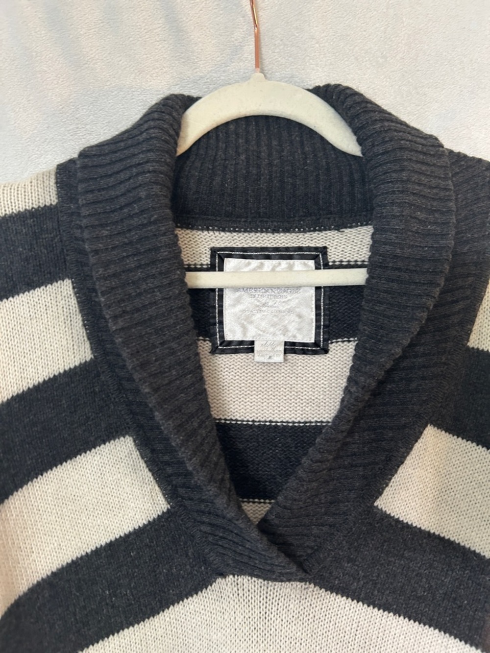 American Eagle Striped V-Neck Sweater in Gray & Cream-size Large - Picture 3 of 11